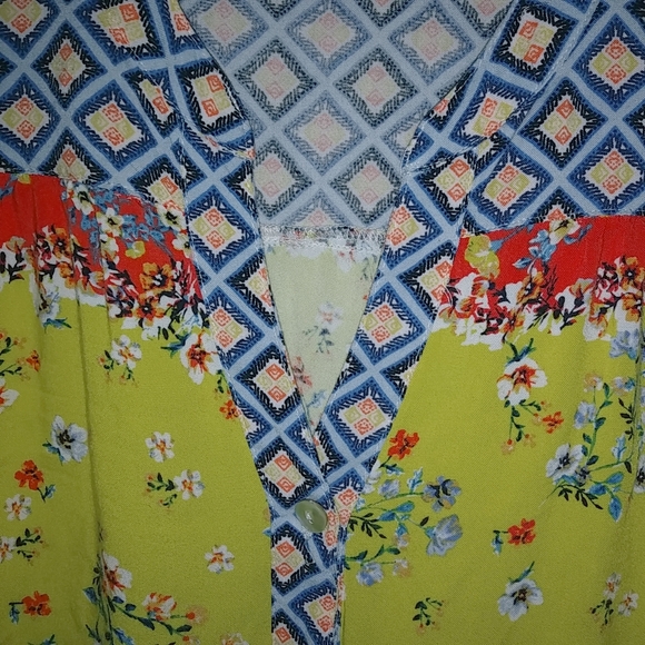 Fig & Flowers XLP Boho Floral Color Block Top Petite - Picture 2 of 9